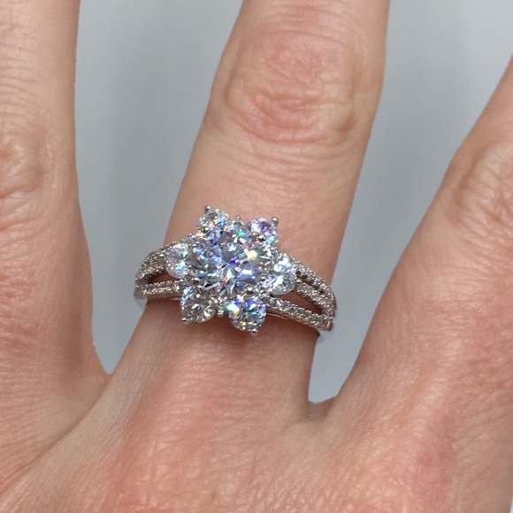 18k white gold diamond halo engagement bridal ring - Picture 8 of 8